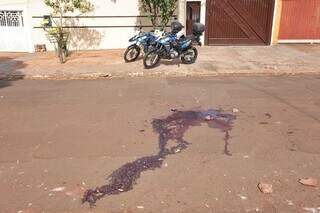 Homem &eacute; morto a pauladas e pedradas no meio da rua no Piratininga