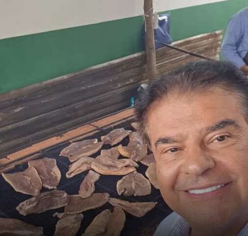 Senador guarda quaresma e s&oacute; filma churrascada no interior