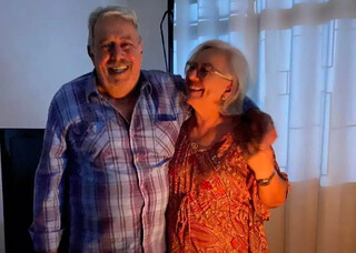 Neta transforma garagem da av&oacute; em point de tortinhas e sopa paraguaia