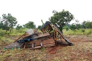 Grupo armado incendeia barracos, dá tiros e ameaça moradores em invasão Grupo armado incendeia barracos, dá tiros e ameaça moradores em invasão