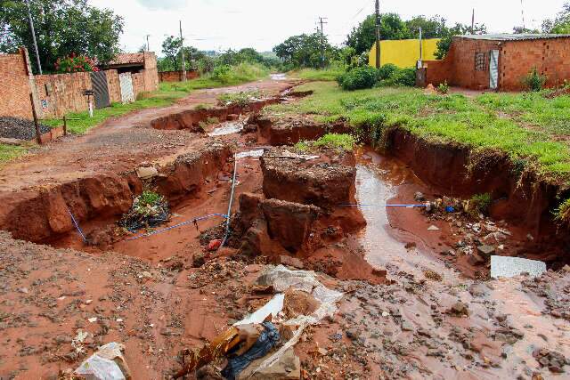 Cratera atravessa 4 cruzamentos e causa transtornos no Noroeste