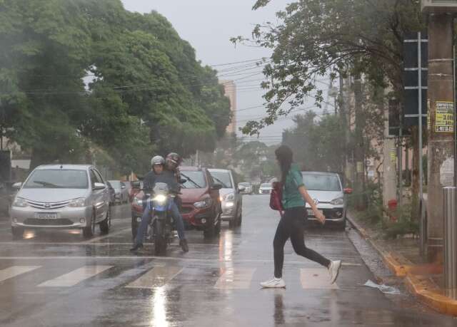 Em alerta, Capital tem pancada de chuva nesta manh&atilde;