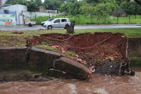 Chuva forte derruba parte de muro de conten&ccedil;&atilde;o do C&oacute;rrego Prosa