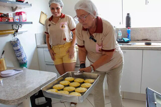 Neta transforma garagem da av&oacute; em point de tortinhas e sopa paraguaia