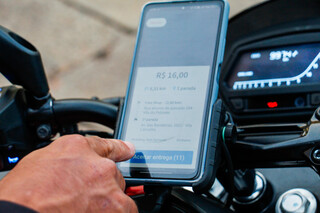 Pandemia tem heran&ccedil;as que v&atilde;o do &aacute;lcool em gel &agrave; missa sem &ldquo;paz de Cristo&rdquo;