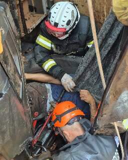 Motorista &eacute; resgatado ap&oacute;s 2 horas preso &agrave;s ferragens em caminh&atilde;o tombado