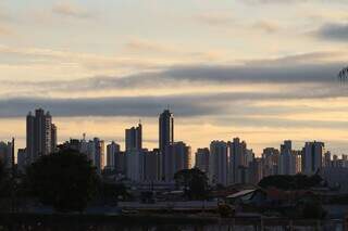 Semana come&ccedil;a com alerta para chuvas fortes e ventos de at&eacute; 60 km/h em MS
