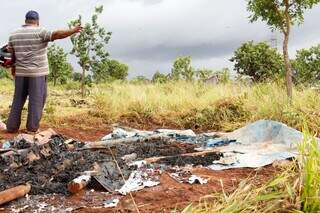 Grupo armado incendeia barracos, dá tiros e ameaça moradores em invasão Grupo armado incendeia barracos, dá tiros e ameaça moradores em invasão