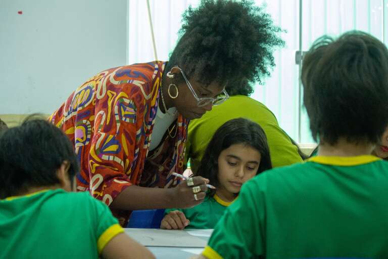 Oficinas de arte levam pintura e colagem ao Quilombo Chácara Buriti