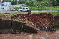Chuva forte derruba parte de muro de conten&ccedil;&atilde;o do C&oacute;rrego Prosa