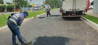  Mesmo com chuva, equipes mant&ecirc;m limpeza e tapa-buracos em v&aacute;rios bairros