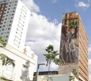 A pedido de vizinhos, mural gigante da Tia Eva deve desaparecer do Centro