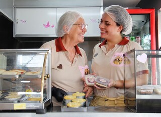 Neta transforma garagem da av&oacute; em point de tortinhas e sopa paraguaia