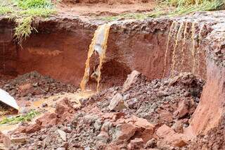 Cratera atravessa 4 cruzamentos e causa transtornos no Noroeste