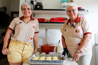 Neta transforma garagem da av&oacute; em point de tortinhas e sopa paraguaia