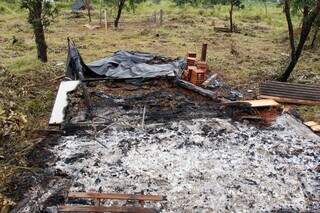 Grupo armado incendeia barracos, dá tiros e ameaça moradores em invasão Grupo armado incendeia barracos, dá tiros e ameaça moradores em invasão