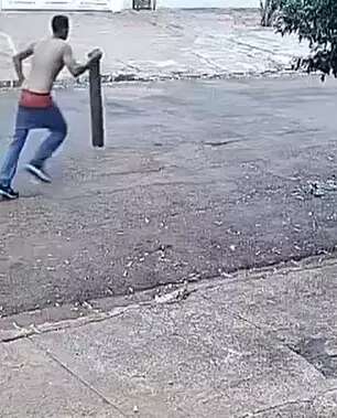 V&iacute;deo mostra homem correndo e sendo morto espancado por trio
