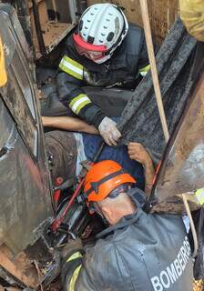 Motorista &eacute; resgatado ap&oacute;s 2 horas preso &agrave;s ferragens em caminh&atilde;o tombado