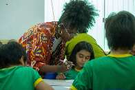 Oficinas de arte levam pintura e colagem ao Quilombo Chácara Buriti