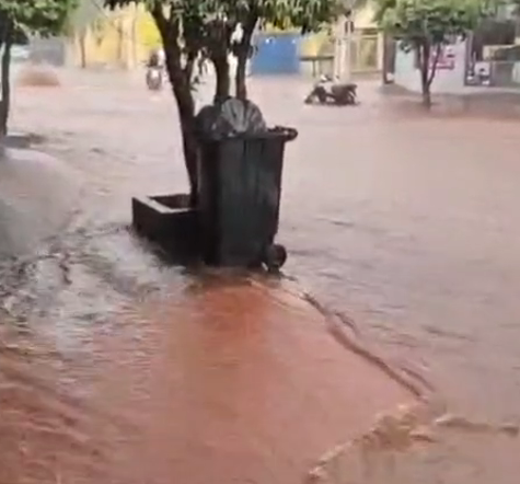 Chuva provoca alagamentos e transforma ruas em rios em Maracaju