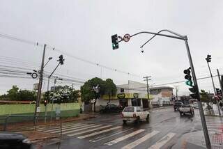 Caminhonete faz convers&atilde;o irregular e &eacute; atingida por carro em corredor de &ocirc;nibus
