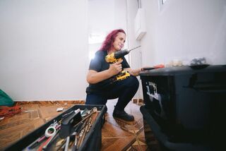 Exausta do escritório, Jaqueline foi ser feliz como mestre de obras 