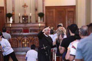 Pandemia tem heran&ccedil;as que v&atilde;o do &aacute;lcool em gel &agrave; missa sem &ldquo;paz de Cristo&rdquo;