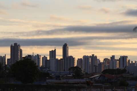 Semana come&ccedil;a com alerta para chuvas fortes e ventos de at&eacute; 60 km/h em MS