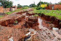 Cratera atravessa 4 cruzamentos e causa transtornos no Noroeste