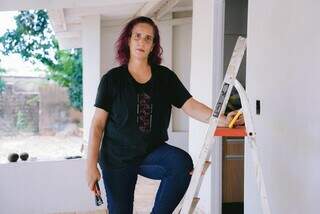 Exausta do escritório, Jaqueline foi ser feliz como mestre de obras Exausta do escritório, Jaqueline foi ser feliz como mestre de obras