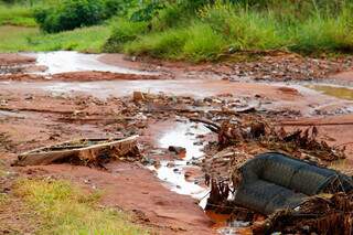 Cratera atravessa 4 cruzamentos e causa transtornos no Noroeste