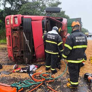 Motorista &eacute; resgatado ap&oacute;s 2 horas preso &agrave;s ferragens em caminh&atilde;o tombado