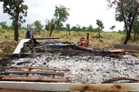 Grupo armado incendeia barracos, d&aacute; tiros e amea&ccedil;a moradores em invas&atilde;o