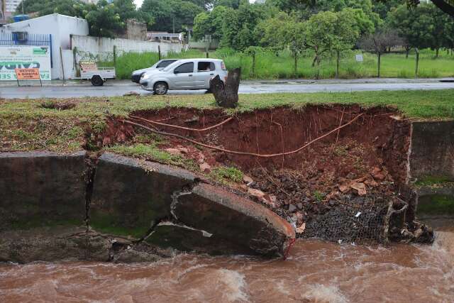 Chuva forte derruba parte de muro de conten&ccedil;&atilde;o do C&oacute;rrego Prosa
