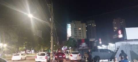 Apesar de vaga sobrando, condutores folgados estacionam na cal&ccedil;ada de avenida 