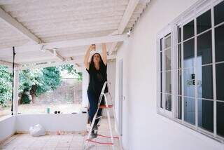 Exausta do escritório, Jaqueline foi ser feliz como mestre de obras Exausta do escritório, Jaqueline foi ser feliz como mestre de obras