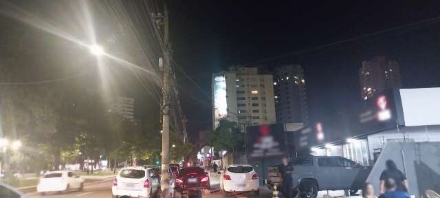 Apesar de vaga sobrando, condutores folgados estacionam na cal&ccedil;ada de avenida 