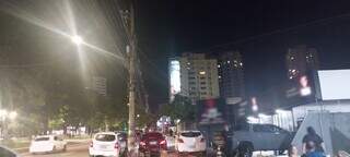 Apesar de vaga sobrando, condutores folgados estacionam na cal&ccedil;ada de avenida 