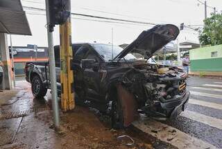 Caminhonete faz convers&atilde;o irregular e &eacute; atingida por carro em corredor de &ocirc;nibus