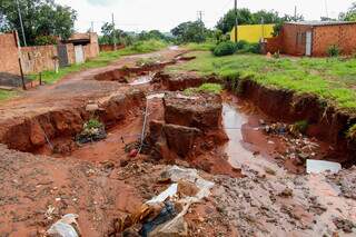 Cratera atravessa 4 cruzamentos e causa transtornos no Noroeste
