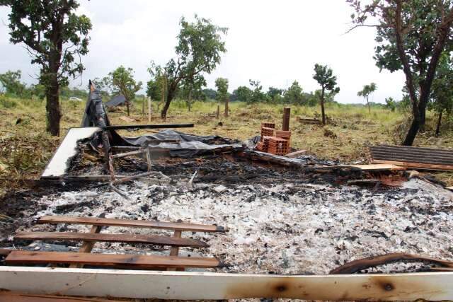 Grupo armado incendeia barracos, d&aacute; tiros e amea&ccedil;a moradores em invas&atilde;o