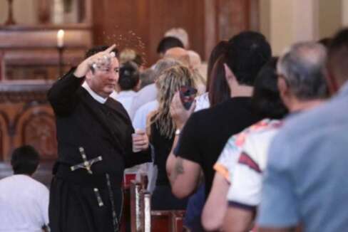 Pandemia tem heran&ccedil;as que v&atilde;o do &aacute;lcool em gel &agrave; missa sem &ldquo;paz de Cristo&rdquo;