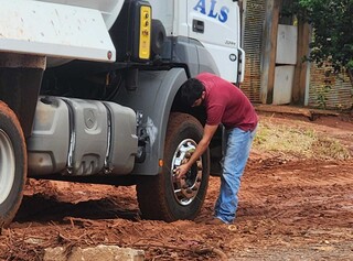 Fios de internet s&atilde;o cortados durante obra para fechar cratera no Noroeste