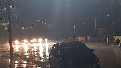 Com alerta vermelho para acumulado, chuva n&atilde;o d&aacute; tr&eacute;gua em Campo Grande