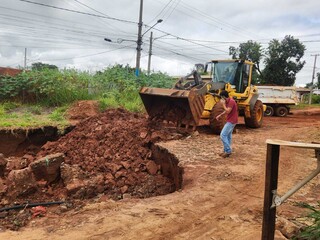 Fios de internet s&atilde;o cortados durante obra para fechar cratera no Noroeste