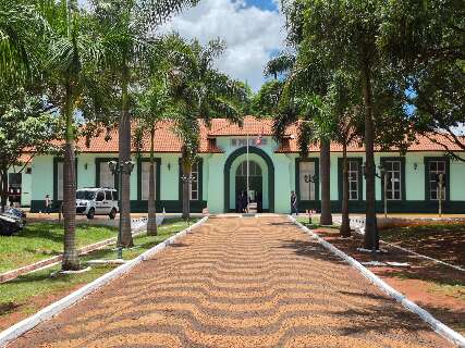 Estrutura &eacute; prec&aacute;ria e falta triagem no Hospital Militar, reclama professor