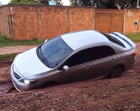 Segundo carro cai em cratera e moradores cobram solu&ccedil;&atilde;o