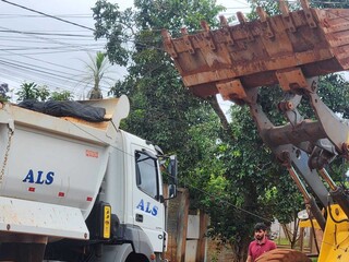 Fios de internet s&atilde;o cortados durante obra para fechar cratera no Noroeste