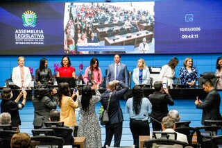 Homenagem do Dia da Mulher na Assembleia come&ccedil;a com minuto de sil&ecirc;ncio