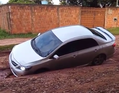 Segundo carro cai em cratera e moradores cobram solu&ccedil;&atilde;o